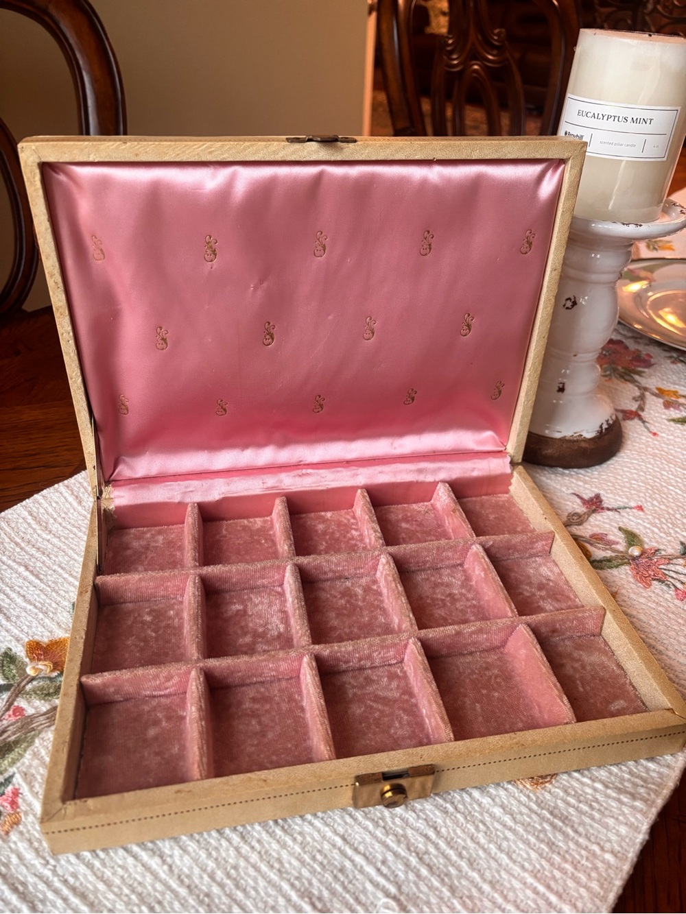 Vintage Pink Velvet Jewelry Organizer Box
Mele brand